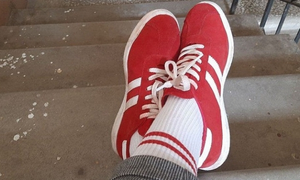 Một phụ nữ bị phạt hơn 900 USD vì đeo tất màu đỏ trắng