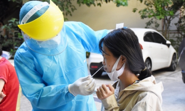 Bố F1 âm tính, con gái là F2 dương tính với SARS-CoV: Do người bố khai báo sót