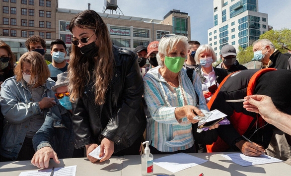 Mỹ tặng tiền, xổ số khuyến khích người dân đi tiêm vắc xin COVID-19