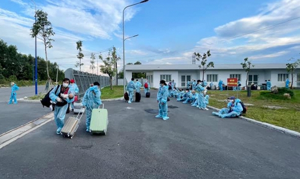 Người trong khu cách ly ở Bình Dương đe doạ bác sĩ