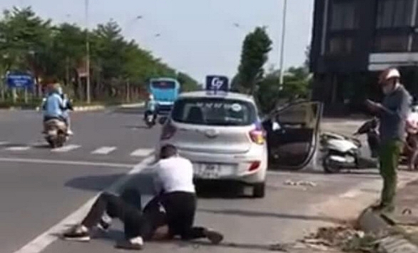 Đứng nhìn tài xế taxi bị thương vật lộn với tên cướp, Đại uý công an nhận án phạt ra sao?