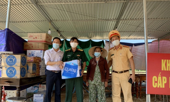 Bà cụ 87 tuổi đạp xe chở nước, đưa cam đến tặng lực lượng làm nhiệm vụ kiểm soát dịch 