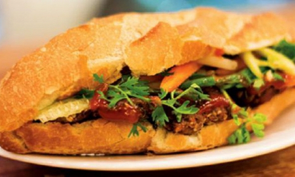 Quảng Ngãi: 26 người nhập viện sau khi ăn bánh mì