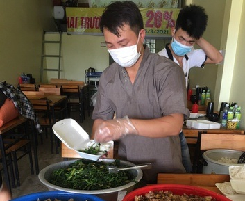 Chủ quán ăn Bắc Giang nấu hàng nghìn suất cơm miễn phí cho công nhân khu vực phong tỏa