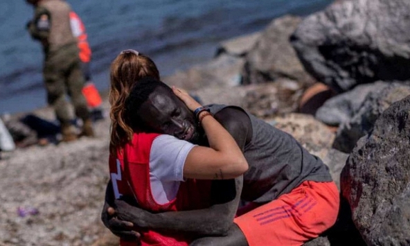 Bức ảnh tình nguyện viên ôm người nhập cư gây ra cuộc tranh cãi gay gắt