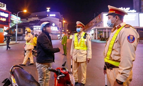 CSGT có quyền xử phạt các trường hợp không đeo khẩu trang ra đường không?