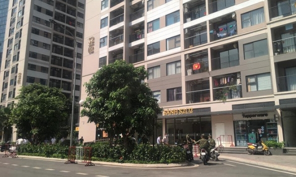 Phun khử khuẩn một tòa ở Vinhomes Ocean Park do có ca nhiễm SARS-CoV-2