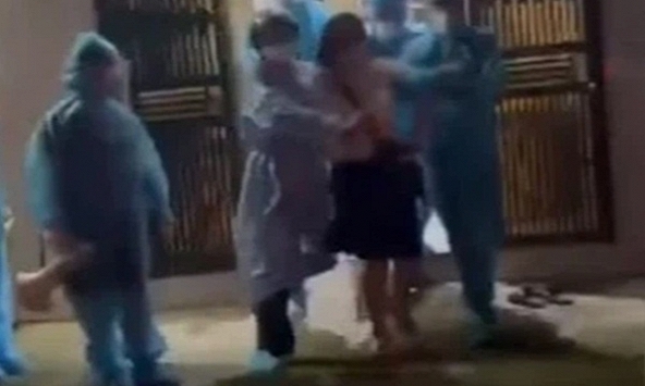 [Clip] Người phụ nữ là F1 liên quan đến ổ dịch giáo phái chống trả quyết liệt khi bị đưa di cách ly