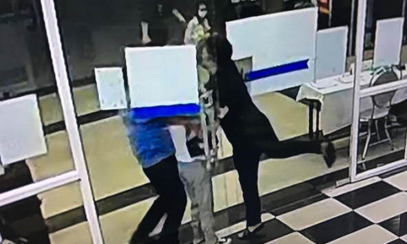 Người nhà bệnh nhân hành hung bảo vệ khi được nhắc nhở phòng dịch