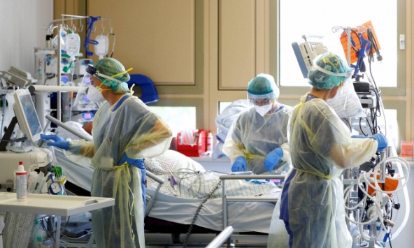 Các nhà sản xuất dược hàng đầu thế giới đi tìm một giải pháp thay thế vắc-xin COVID-19