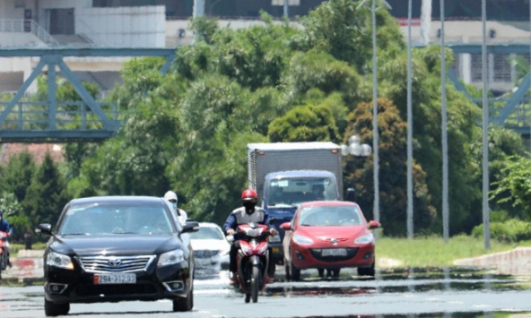 Mặt đường ở Thủ đô nóng hơn 55 độ C xuất hiện ảo ảnh giữa trưa