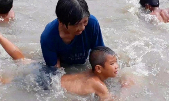 Cụ bà bán vé số dạy bơi miễn phí cho hàng ngàn trẻ em được Forbes vinh danh