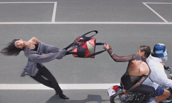 Bộ ảnh thời trang dàn cảnh cướp giật ở TP.HCM gây tranh cãi