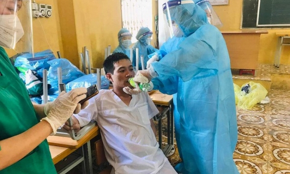 Thông khí, tiếp nước khi đang mặc bảo hộ có thể tăng nguy cơ lây nhiễm nCoV