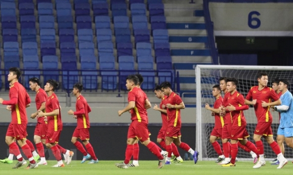 Hình ảnh các cầu thủ đội tuyển Việt Nam làm quen sân Al Maktoum