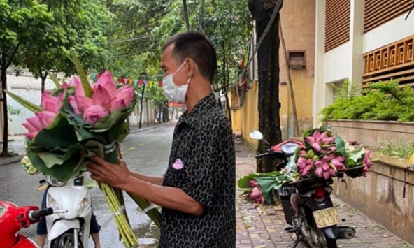 Hải Dương: Bị phạt 3 triệu và cách ly 21 ngày vì mang hoa sen vào bán tại khu vực giãn cách