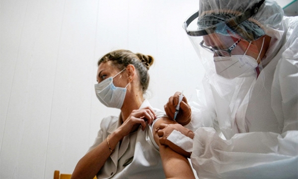 Chuyên gia khuyến cáo một số lưu ý để giảm tác dụng phụ khi tiêm vắc xin Covid-19