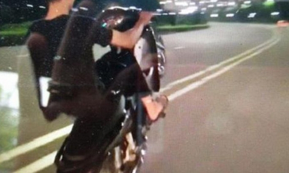 Nam thanh niên bị phạt 4,2 triệu đồng vì 'bốc đầu' xe máy để đăng lên mạng xã hội