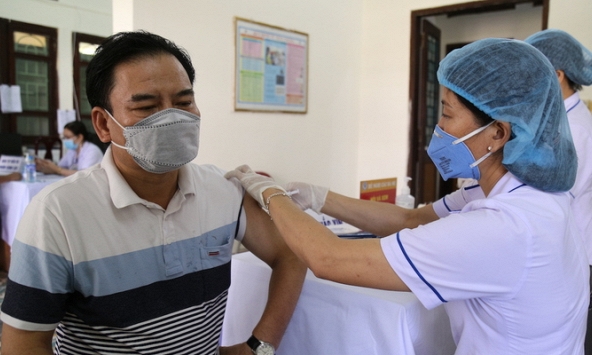 Tốc độ tiêm chủng của Việt Nam chậm hơn so với các quốc gia trong cùng khu vực