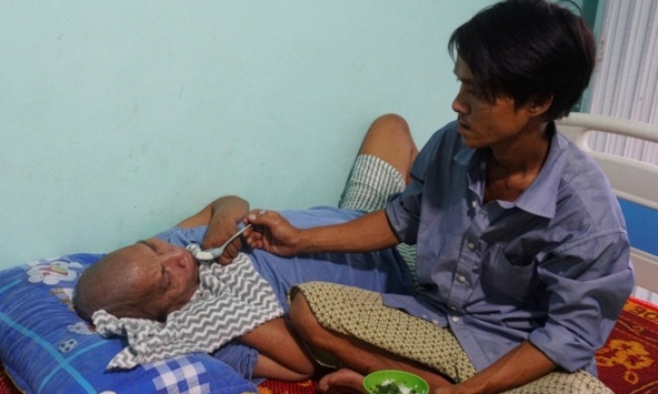 Chồng mới chăm sóc cho chồng cũ của vợ, như người thân, suốt 8 năm