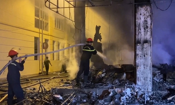 Cháy phòng trà lớn nhất TP Vinh khiến 6 người thiệt mạng