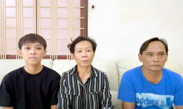 Hồ Văn Cường và cha mẹ lên tiếng về thông tin gia cảnh khó khăn phải đi 'ở đợ'