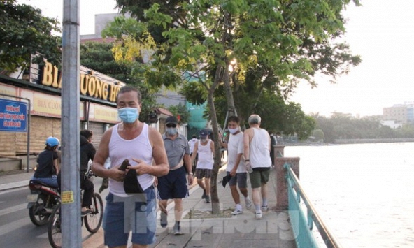 Lập chốt chặn, người dân Thủ đô vẫn 'vượt rào' để tập thể dục