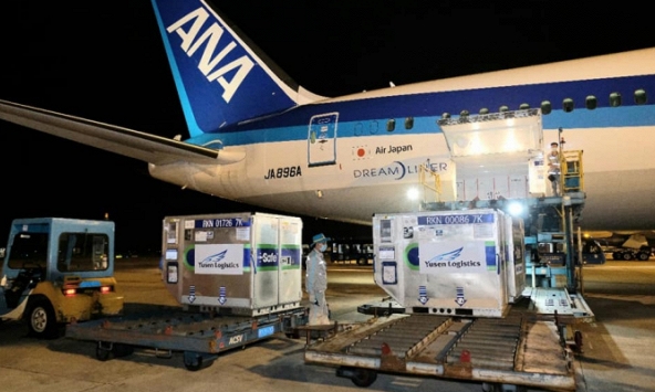 Gần 1 triệu liều vaccine COVID-19 của Nhật Bản tặng Việt Nam đã về đến sân bay Nội Bài