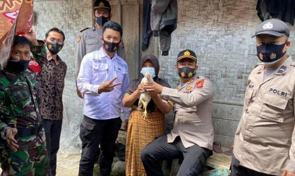 Tặng ngay một con gà sống cho người dân đi tiêm vắc-xin Covid-19