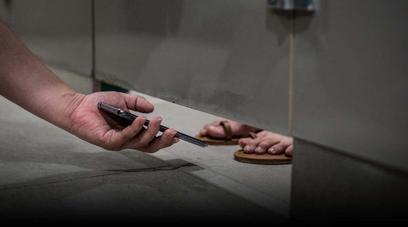 Vụ học sinh quay lén cô giáo đi vệ sinh: Đối tượng có thể bị phạt từ 3 năm đến 10 năm tù