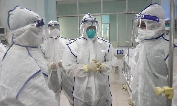 Các y bác sĩ không tiêm đủ vaccine Covid-19 không được tham gia điều trị cho bệnh nhân