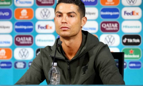 Hành động gạt chai nước Coca-Cola của Ronaldo khiến UEFA không vừa mắt