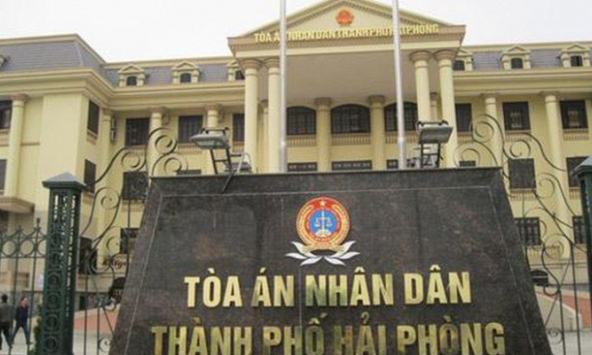 Nữ thẩm phán Hải Phòng bị chặn xe, tạt chất bẩn vào người
