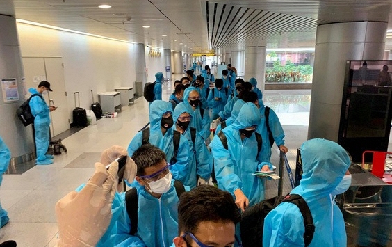 Chuyến bay chở tuyển Việt Nam về nước có 2 ca nhiễm COVID-19
