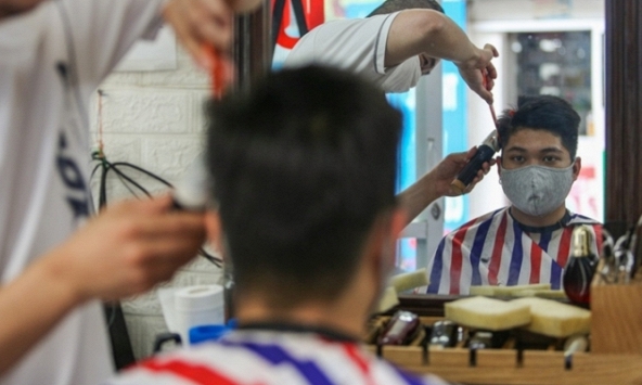 Hà Nội cho phép mở lại dịch vụ cắt tóc, gội đầu, ăn uống trong nhà