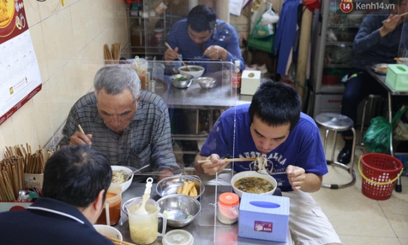 Hà Nội nhộn nhịp ngày đầu hàng quán được mở cửa trở lại