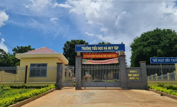 Trường tiểu học giữ lại học bạ của nam sinh vì nợ 550.000 đồng