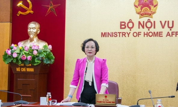 Bộ Nội vụ: Không được mặc quần bò khi làm việc tại công sở, phải mặc váy dài quá đầu gối