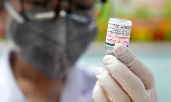 Một nhân viên sân bay Tân Sơn Nhất tiêm 2 mũi vắc xin Covid-19 cùng lúc