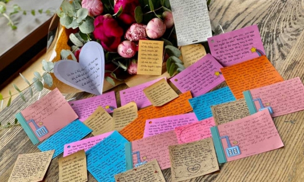 'Suất ăn tử tế' kèm những bức thư tay động viên chống dịch Covid-19 ở TP.HCM