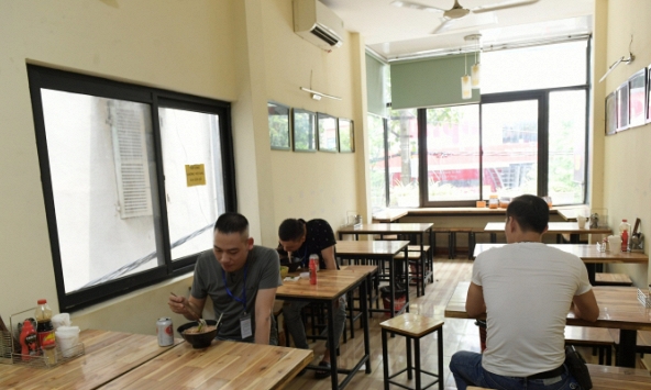 Tại sao Hà Nội chỉ cho hàng quán mở cửa đến 21h?