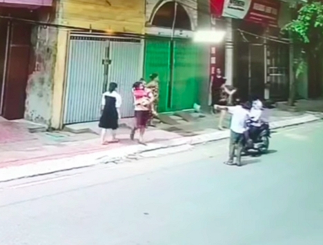 Người đàn ông đi đường cứu bé gái rơi từ tầng 2 xuống rồi bỏ đi luôn, không cho số điện thoại