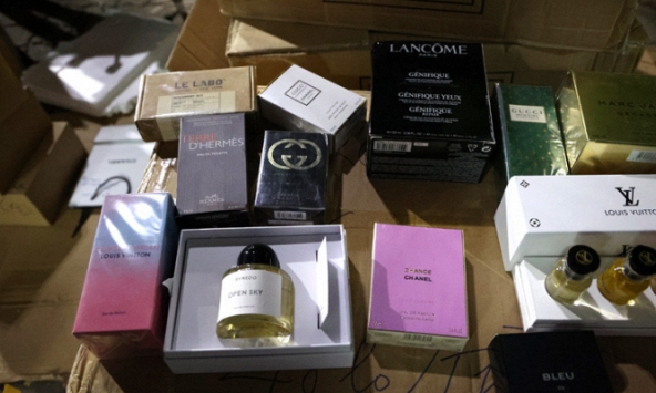 Đột kích trong đêm thu giữ số lượng lớn nước hoa, mỹ phẩm nhái ở Hà Nội