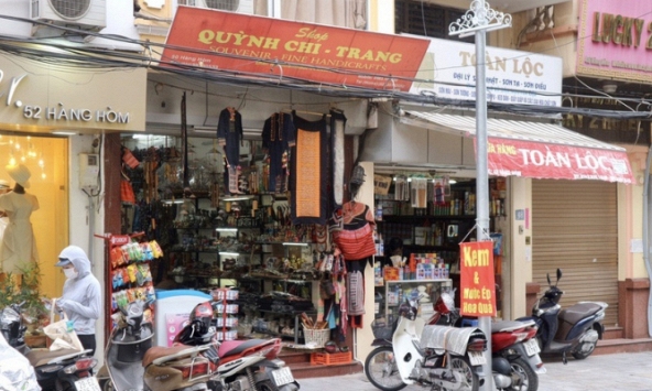 Các hộ kinh doanh đồ lưu niệm trên phố cổ Hà Nội lo phá sản