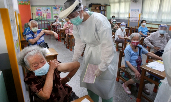 Hàng chục triệu liều vaccine viện trợ của Mỹ tới trễ vì lý do gì?