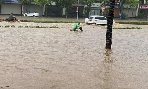 Nhiều tuyến đường ở TP Lào Cai ngập sâu hơn một mét