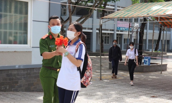Chiến sĩ công an kết hoa phượng tại sân trường tặng cho nữ sinh thi THPT quốc gia