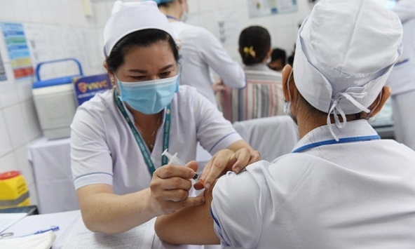 Chuyên gia nói gì việc uống nước ép lá tía tô trước khi tiêm vắc xin Covid-19?