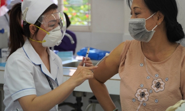 Chuyên gia cảnh báo về các mẹo tiêm vắc xin không biến chứng tự sáng tạo