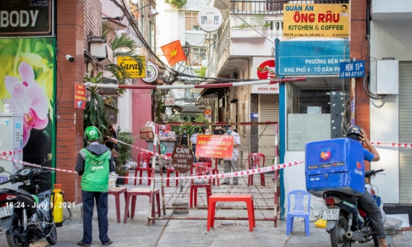 Một Sài Gòn 'băng bó' thấy thương